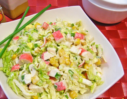 Самый вкусный пикантный салат из пекинской капусты и крабовых палочек